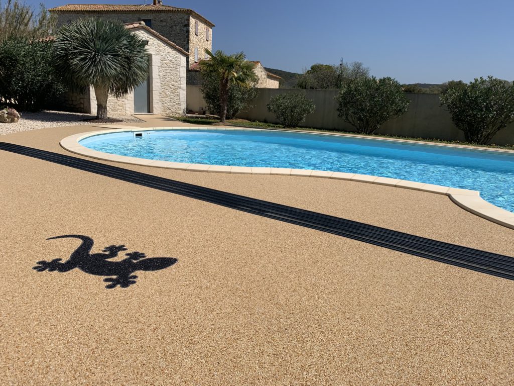 Plage de piscine en granulat de marbre drainant, sol sans joints réalisé par Stucopierre près d’Uzès