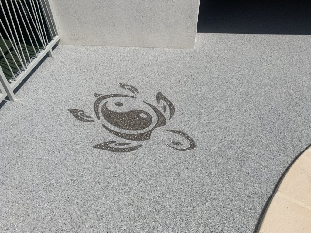Motif décoratif incrusté dans le granulat de marbre — personnalisation Stucopierre