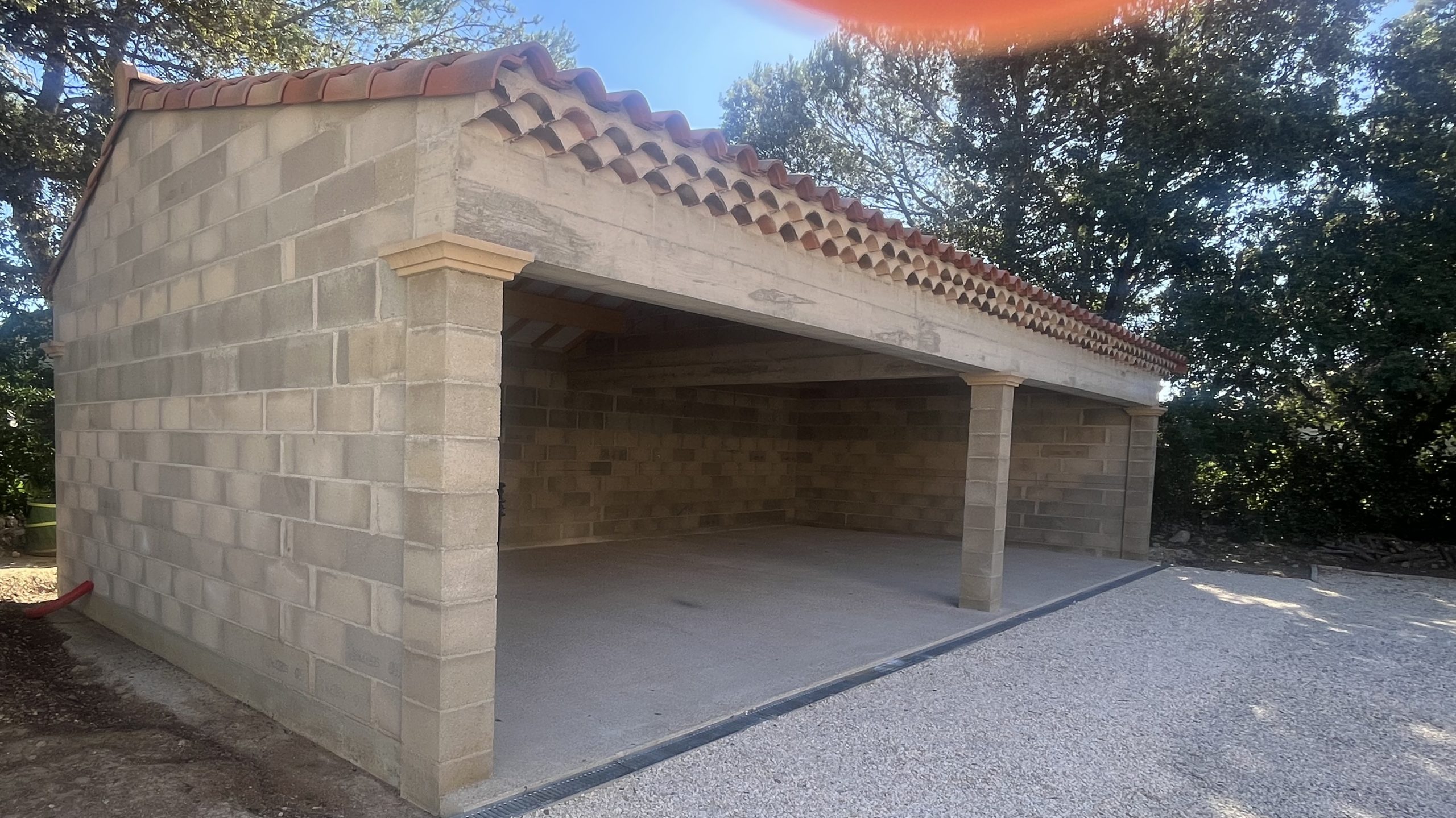 Garage en enduit imitation pierre avec rosace arbre de vie sculptée, Gard