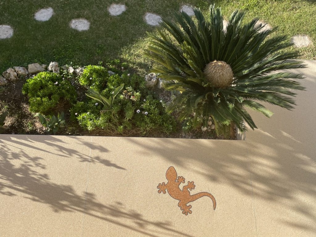 Motif décoratif incrusté dans le granulat de marbre — personnalisation Stucopierre